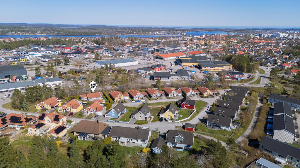 Här åtnjuter man allt som en villa kan erbjuda såsom egen, uppväxt och välvårdad trädgård, altan med ostört läge samt eget garage