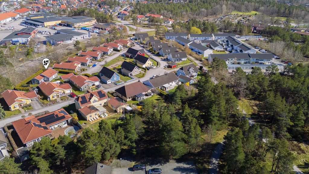  I närområdet finns vackra naturomgivningar med promenad- och löpspår vid Kvännarsjön