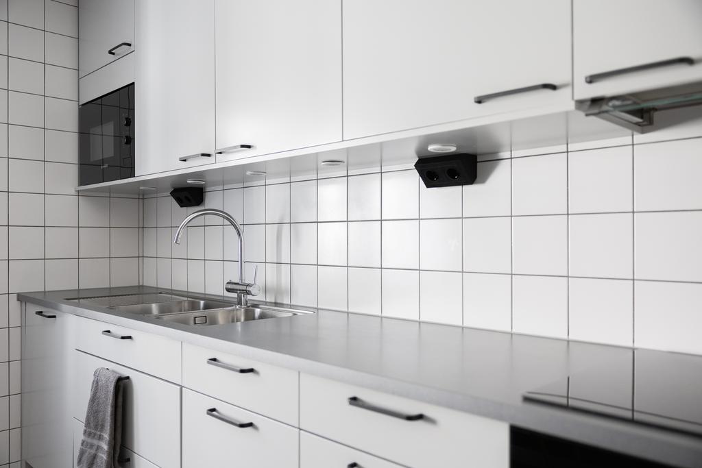 Skåpsinredning med ljusgrå lådor/luckor samt laminatbänkar med nedfälld diskho 