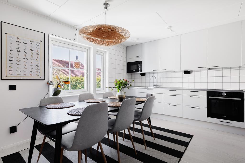 Köket utrustat med fläkt, integrerad diskmaskin, spis med häll, varmluftsugn, inbyggnadsmikro samt kyl/frys