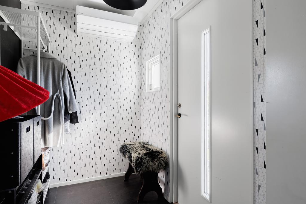 Hall med klinkergolv med golvvärme via fjärrvärme och tapetserade väggar samt plats för klädavhängning