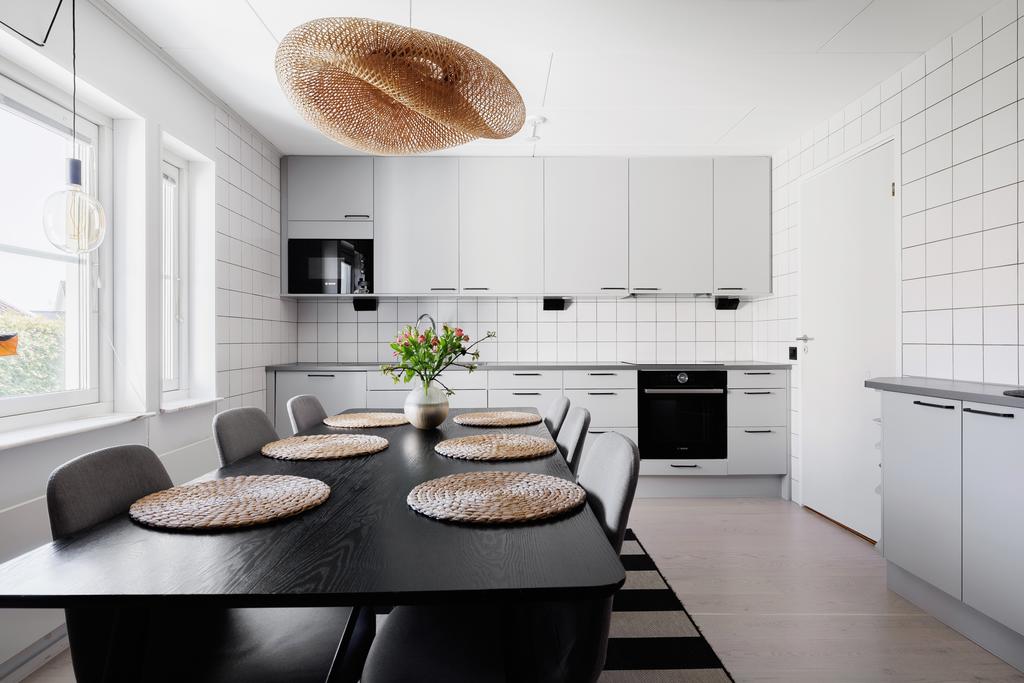 Modernt kök renoverat -18 från Marbodal med parkettgolv och kaklade/målade väggar