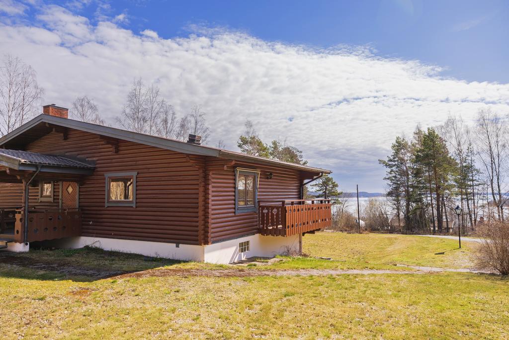 Högt beläget med vy över vattnet