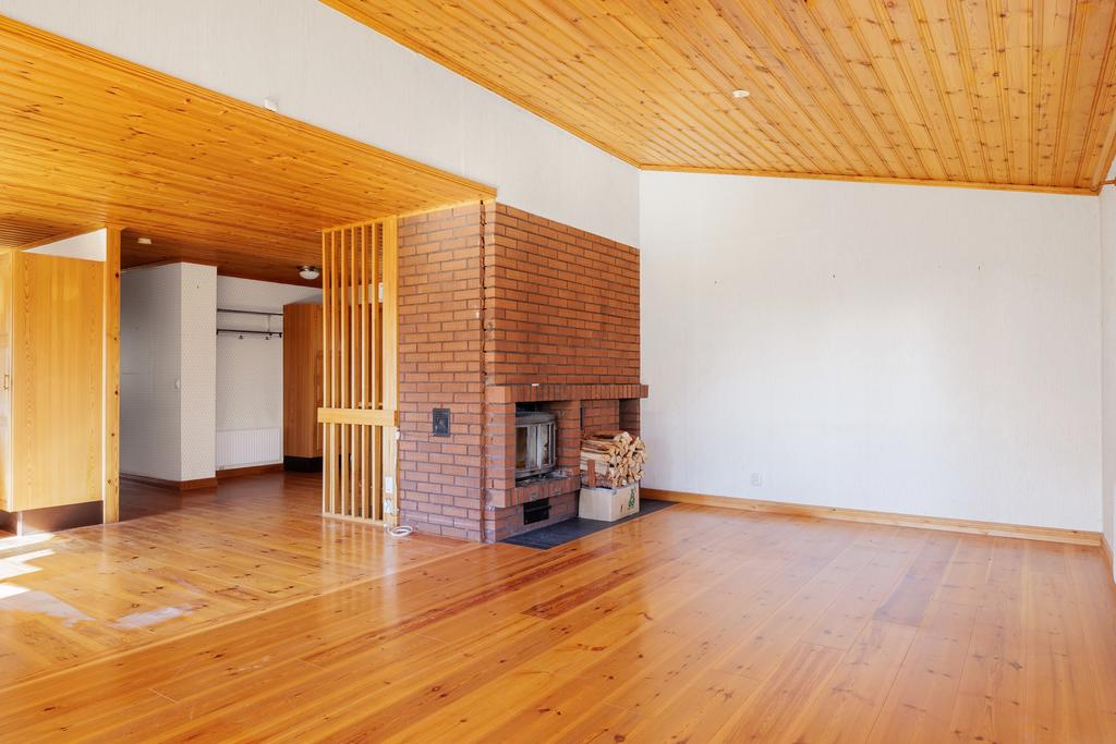 Vardagsrum med öppen spis