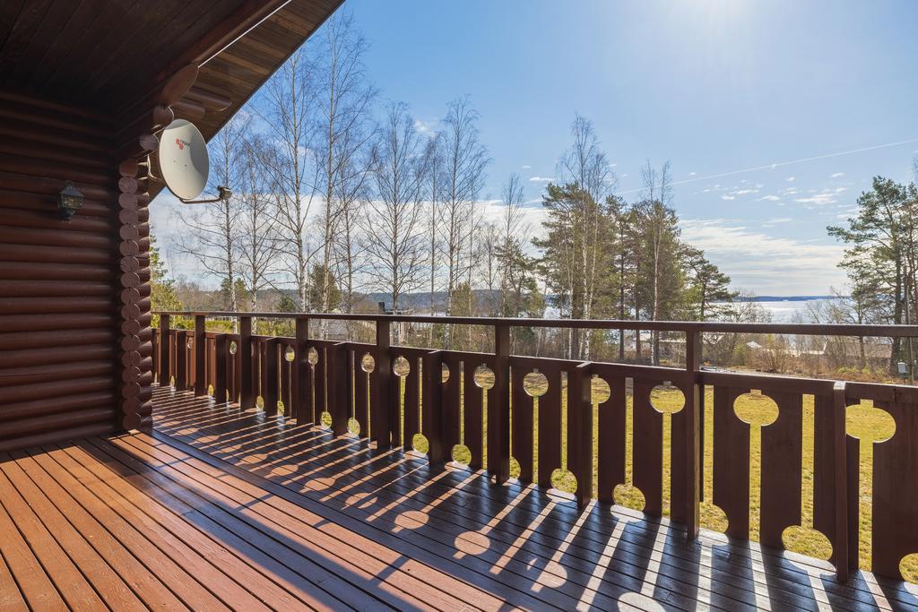 Stor balkong med havsutsikt