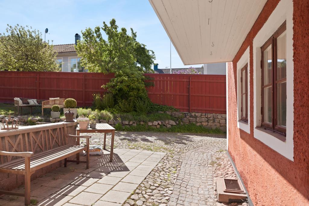 Välkommen upp genom kullerstensgången.