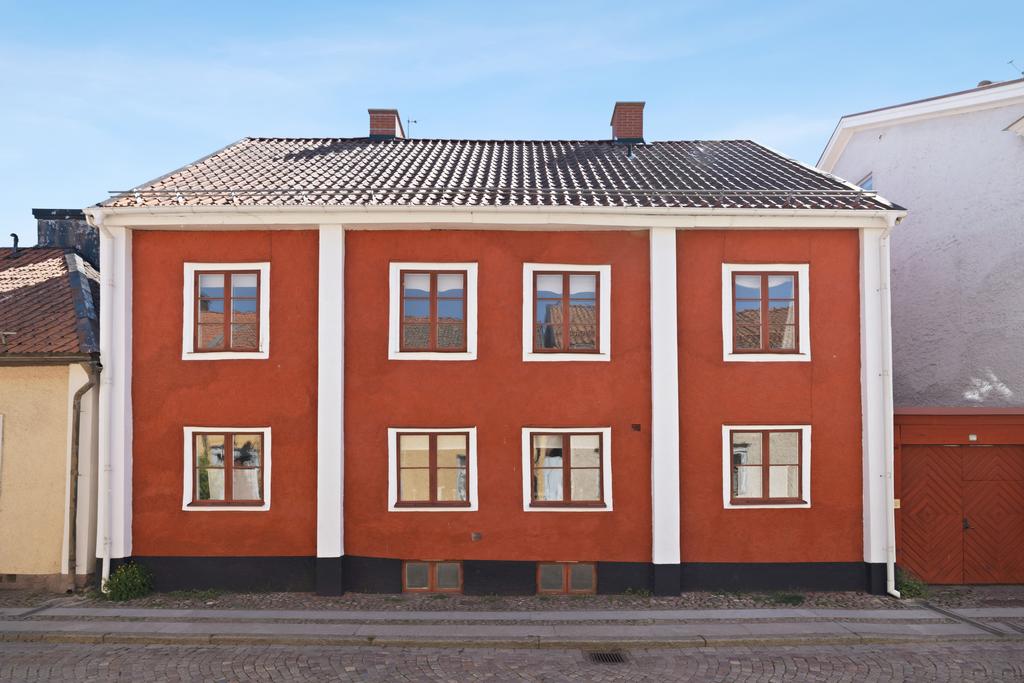 Välskött putsad fasad med tidlös karaktär.