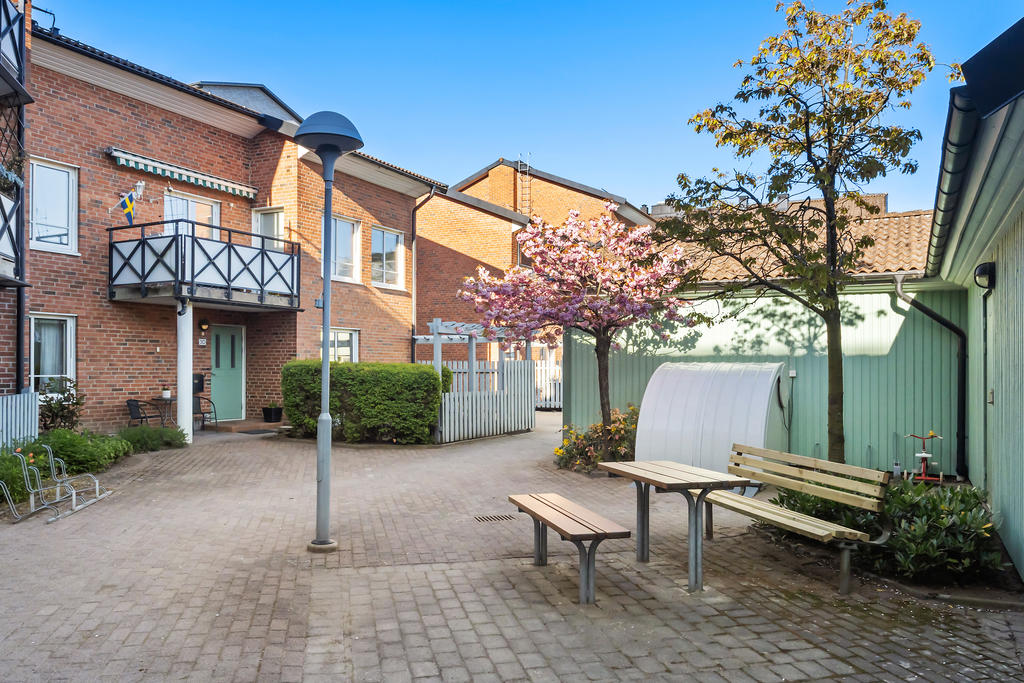 Innergården från uteplatsen