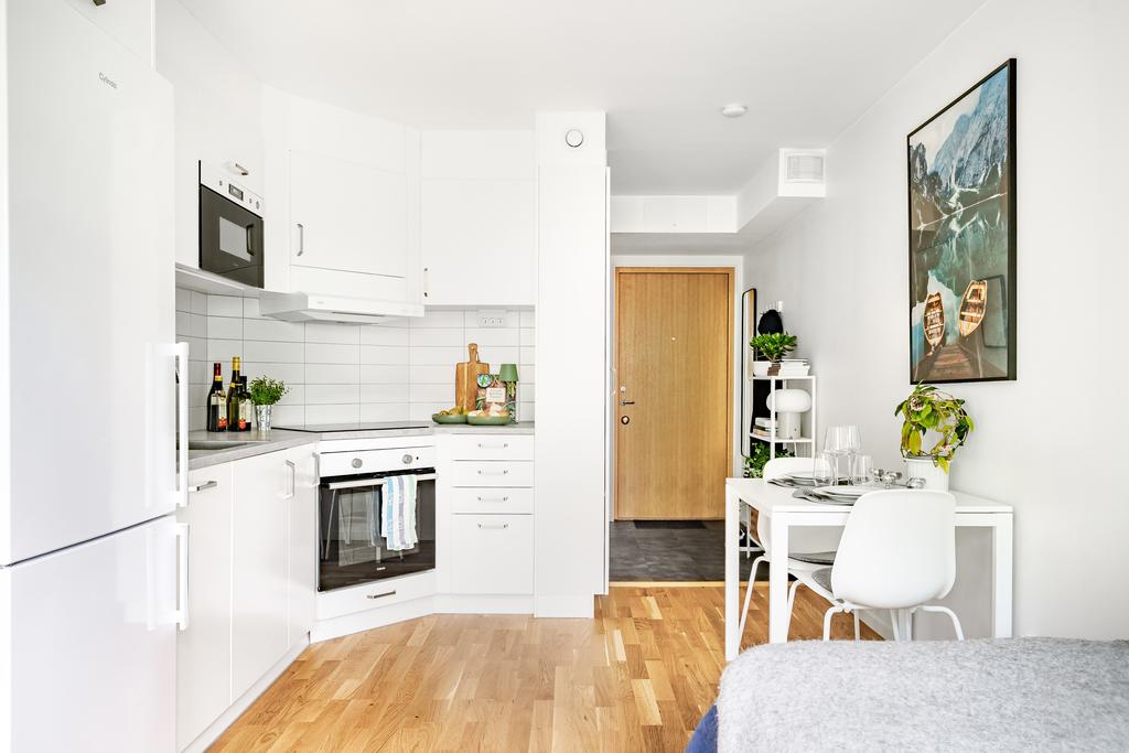 Köket med plats för matbord i anslutning