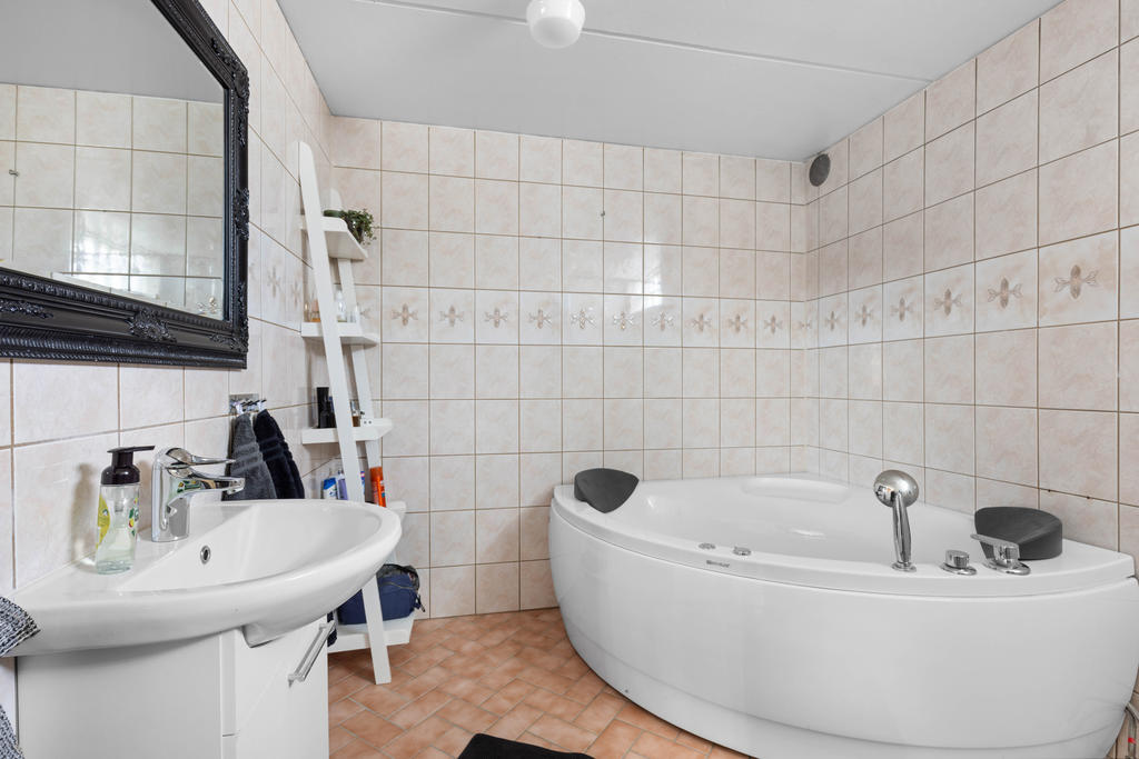 SOUTERRÄNGPLAN:
I dusch-/badrummet finns hörnbadkar, wc, handfat och dusch
