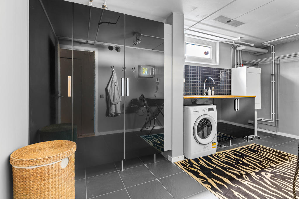 SOUTERRÄNGPLAN:
Tvättstuga med klinkergolv, tvättbänk och tvättmaskin
