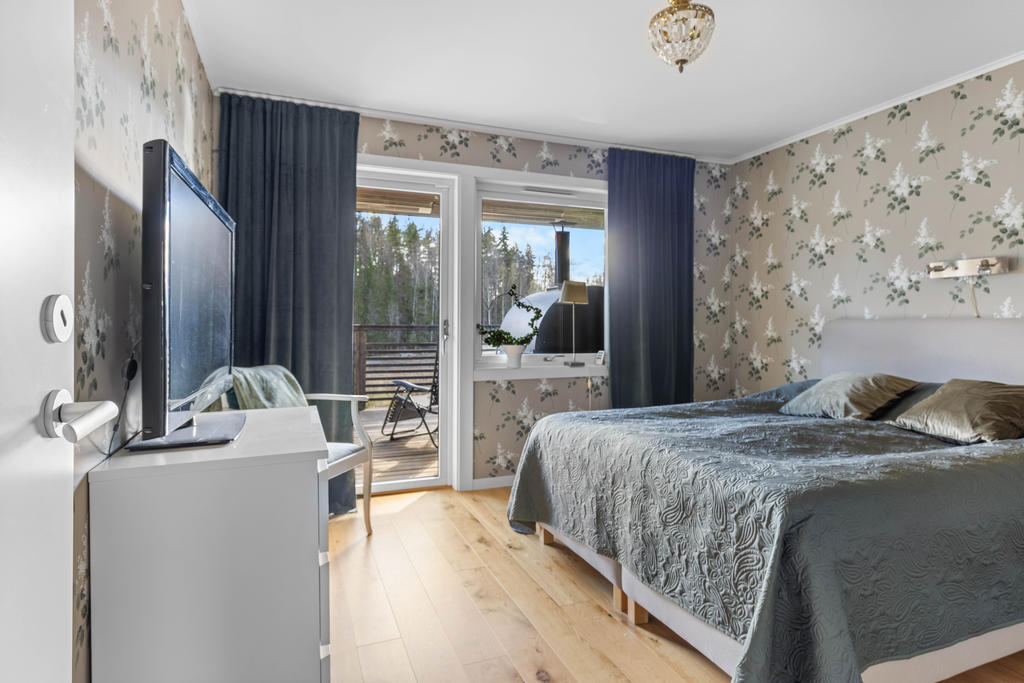 Sovrum 1 med plats för dubbelsäng och utgång till altanen