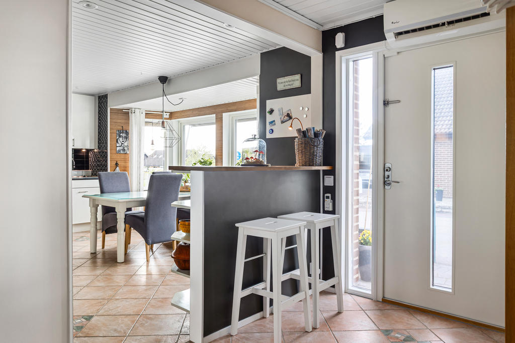 Bardisk avgränsar mellan hall och kök