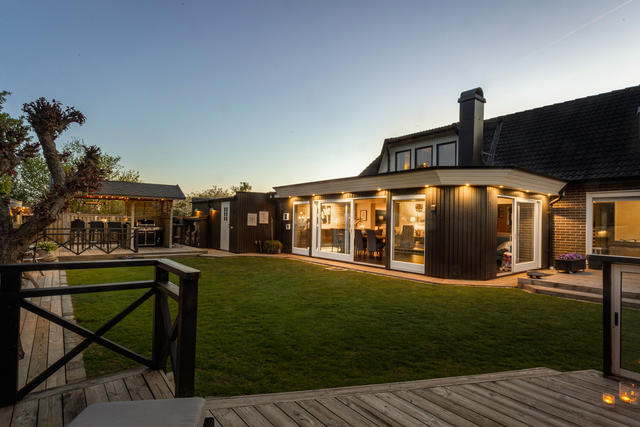 Välkommen på visning till ett helt otroligt hus med helt otrolig trädgård!