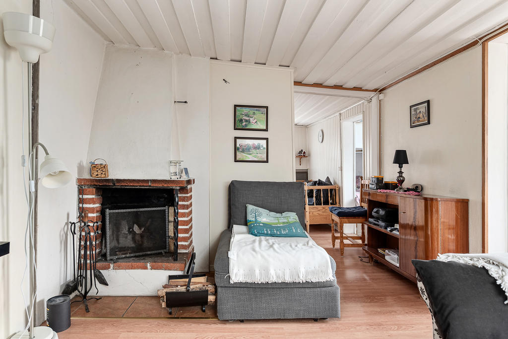 Vardagsrum med eldstad