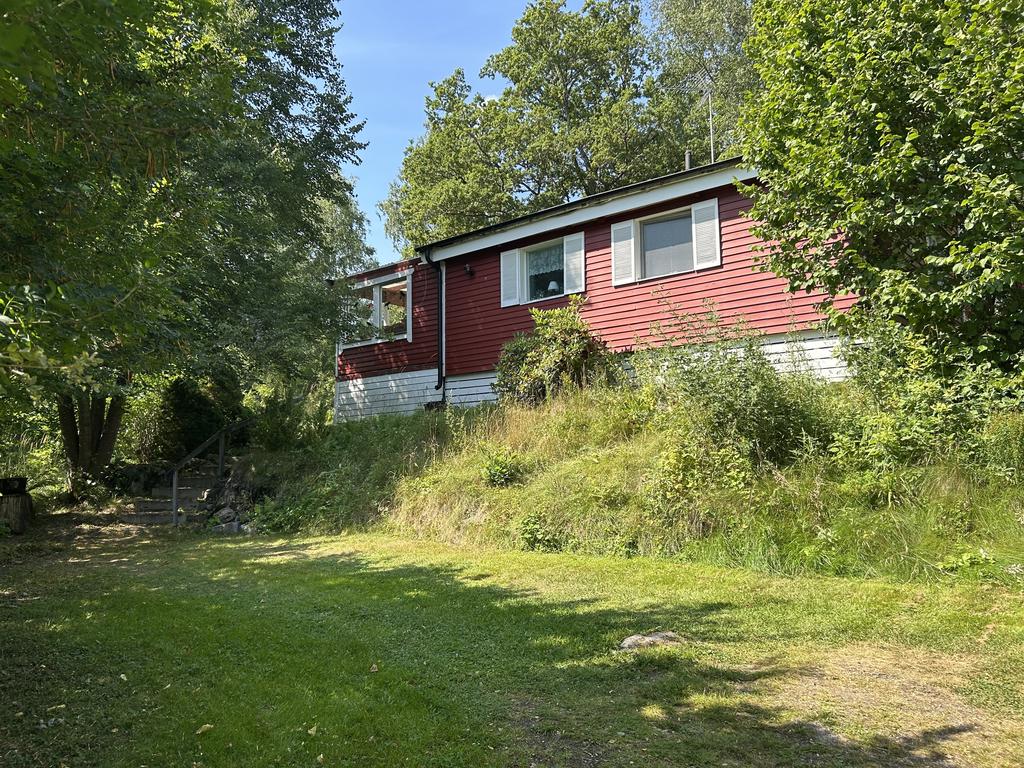 Parkering nedanför huset.