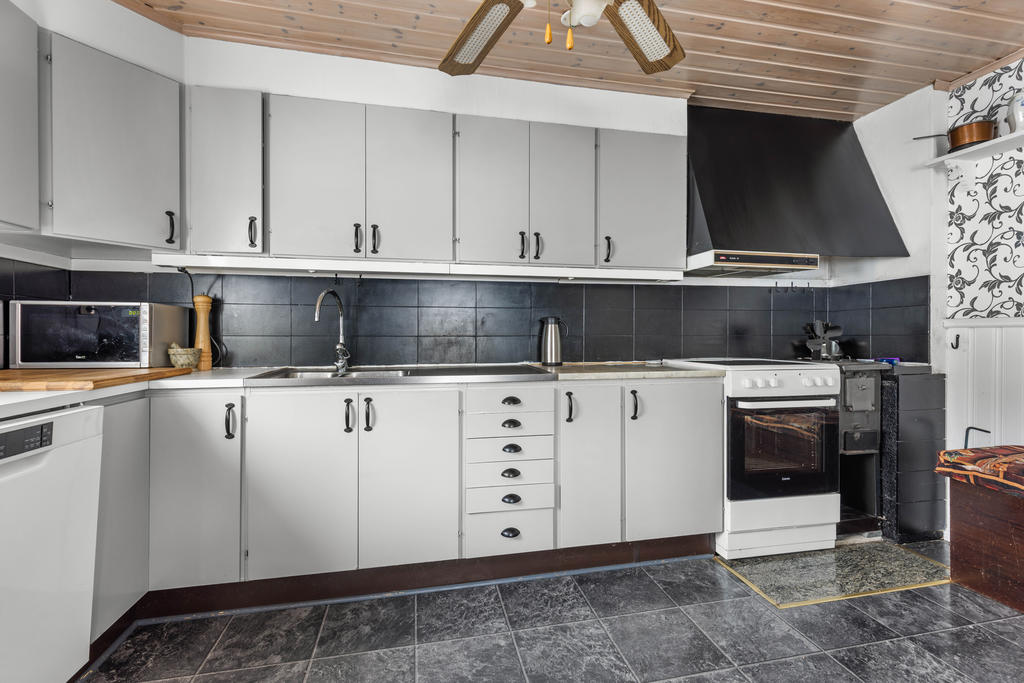 I köket finns spis, vedspis, fläkt, diskmaskin och kylskåp