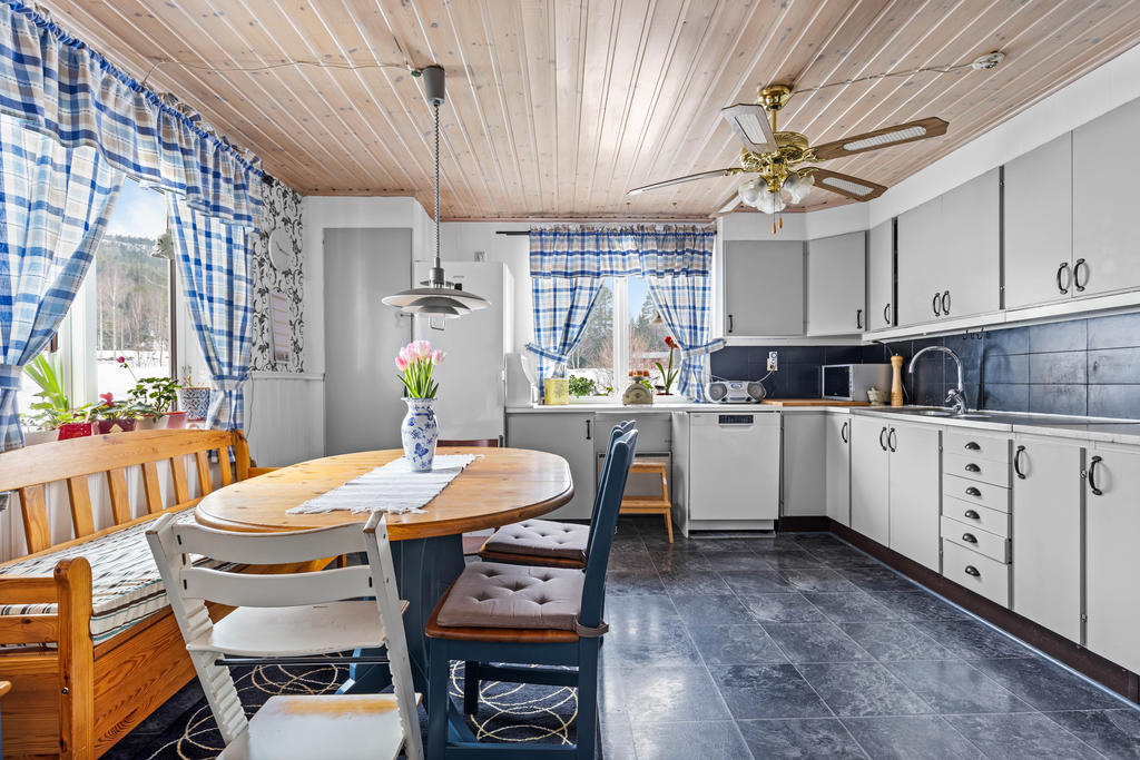 Kök med plats för matbord