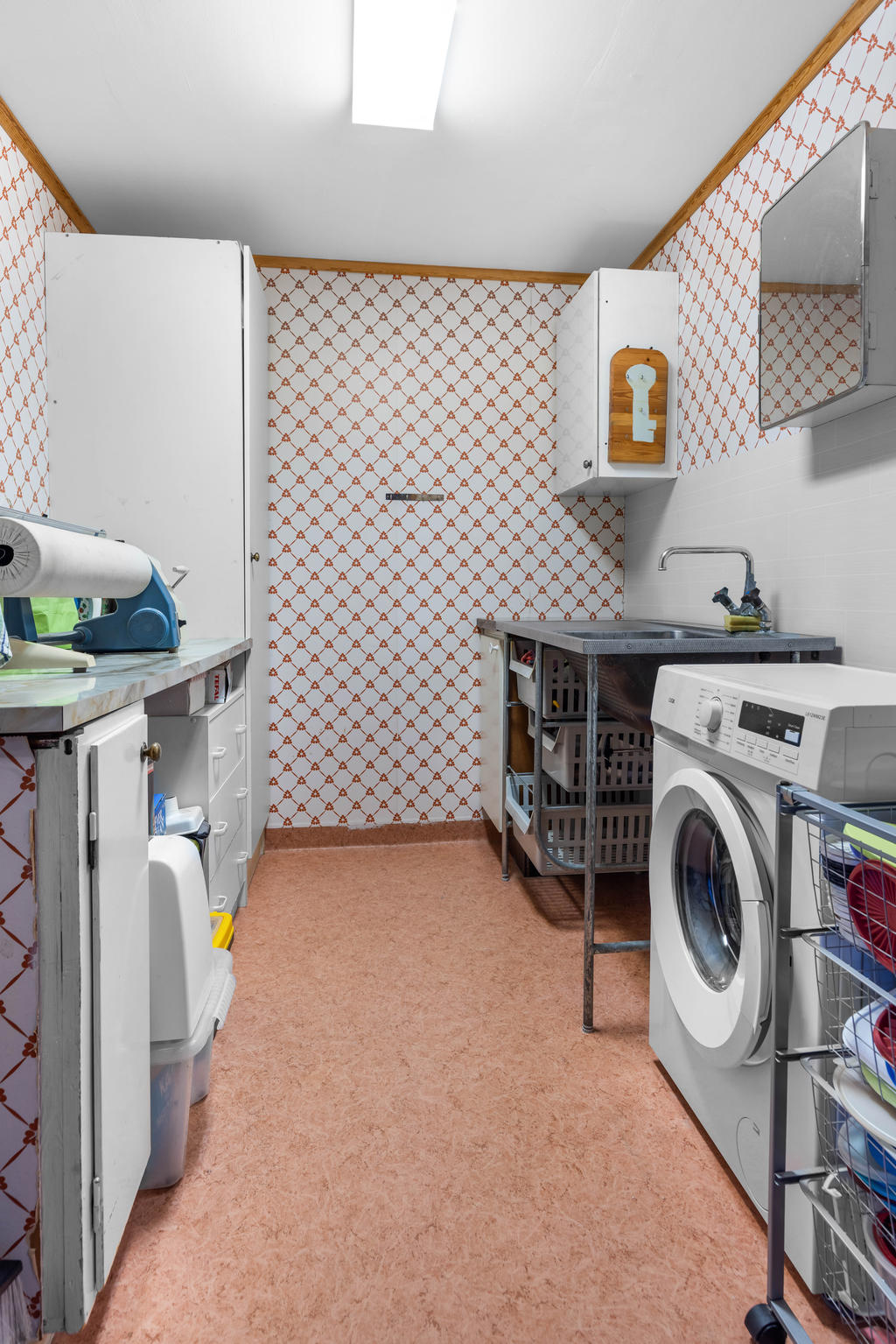 Tvättstuga med tvättbänk och tvättmaskin