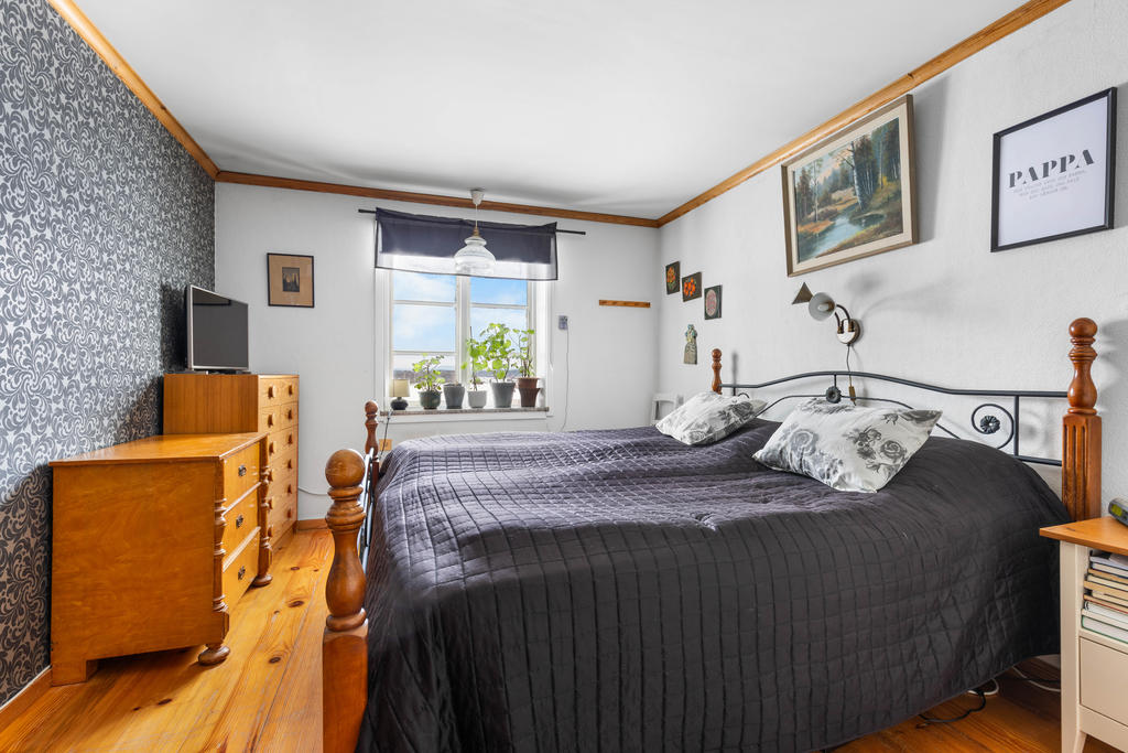 Sovrum 1 med trägolv