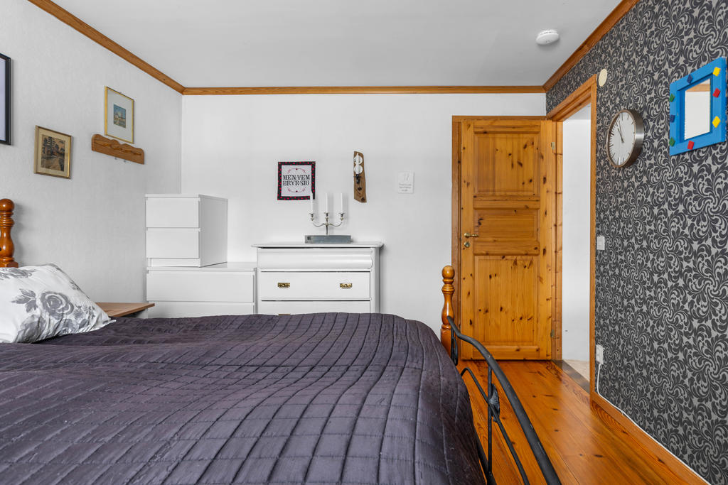 Sovrum 1 med trägolv