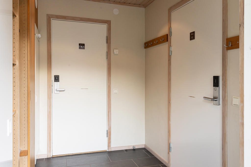 Hall med ingång till den stora lägenheten till höger och sviten till vänster