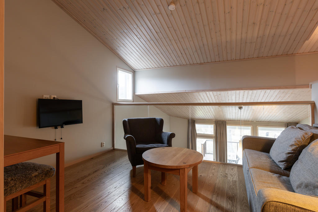 En våning upp finns ett allrum