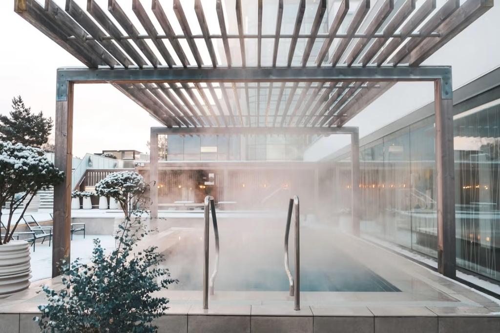 Sankt Jörgens spa ligger nära bostaden och erbjuder såväl spa, golf och träning. 