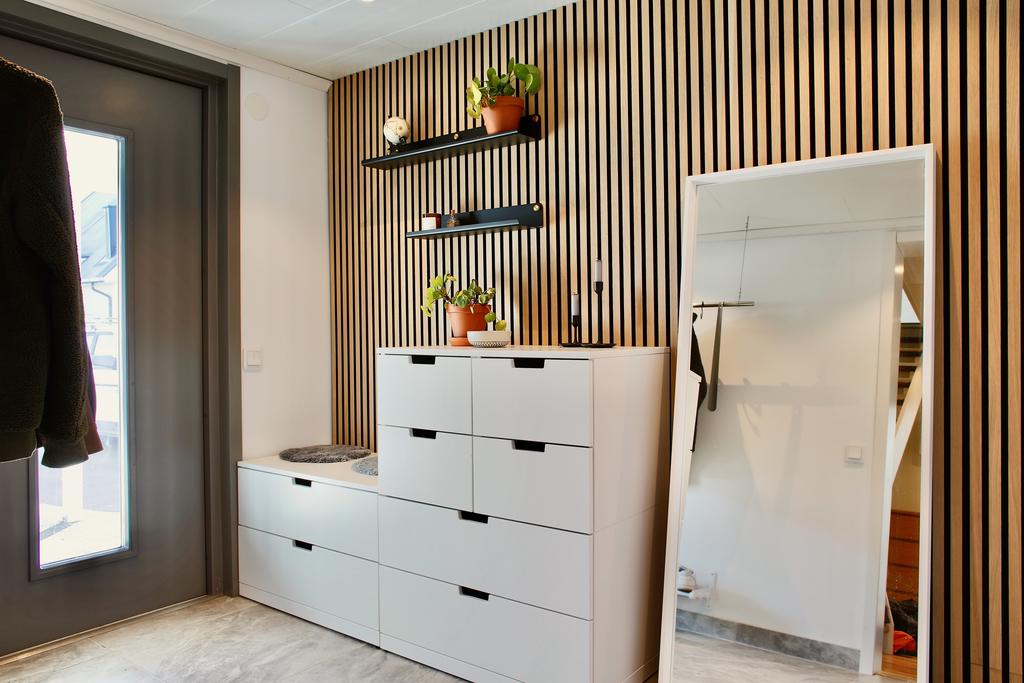Fint inredd hall med akustikpanel