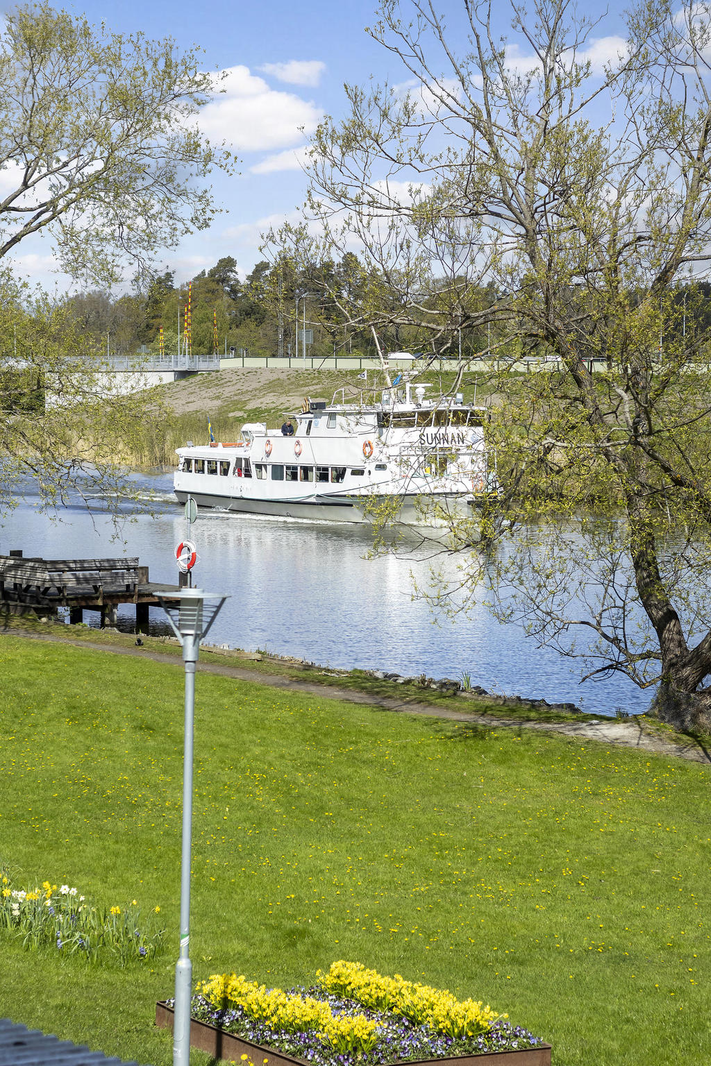 Pendelbåten som går in till stan