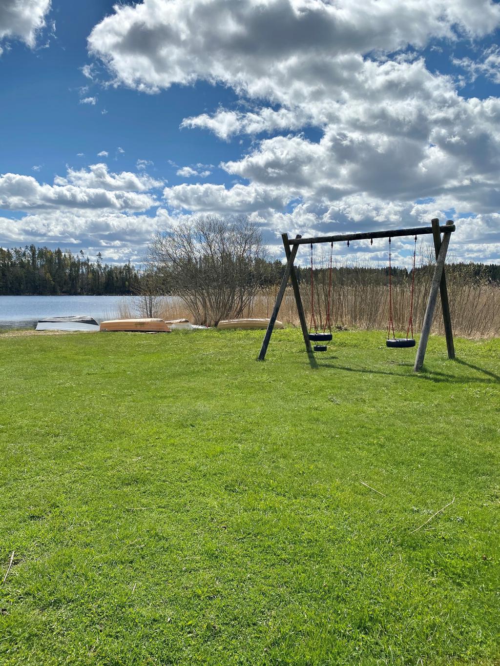 Samfällighetens fina badplats med sandstrand och brygga.