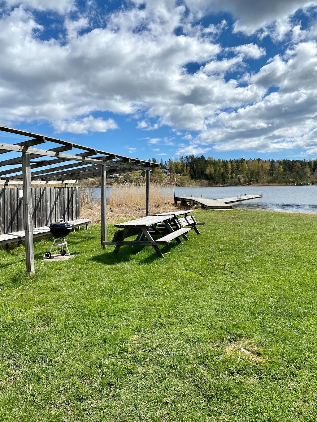 Samfällighetens fina badplats med sandstrand och brygga