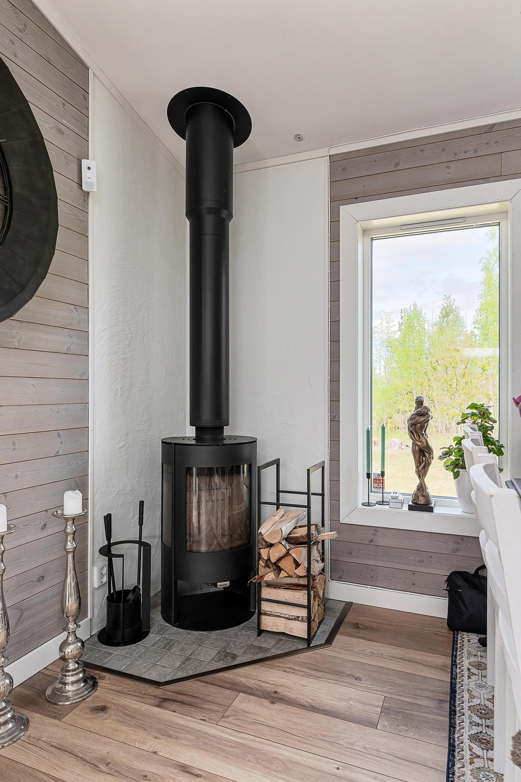 Härlig kamin som värmer gott