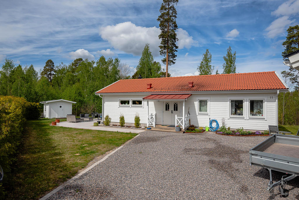 Härlig trådgårdstomt mot allmänning och skogparti