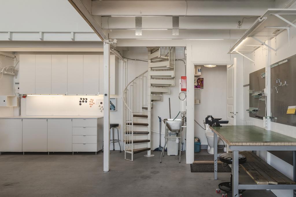 Två arbetsbänkar med bra belysning