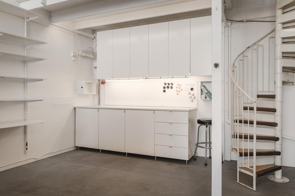 Arbetsbänk med både underskåp och överskåp