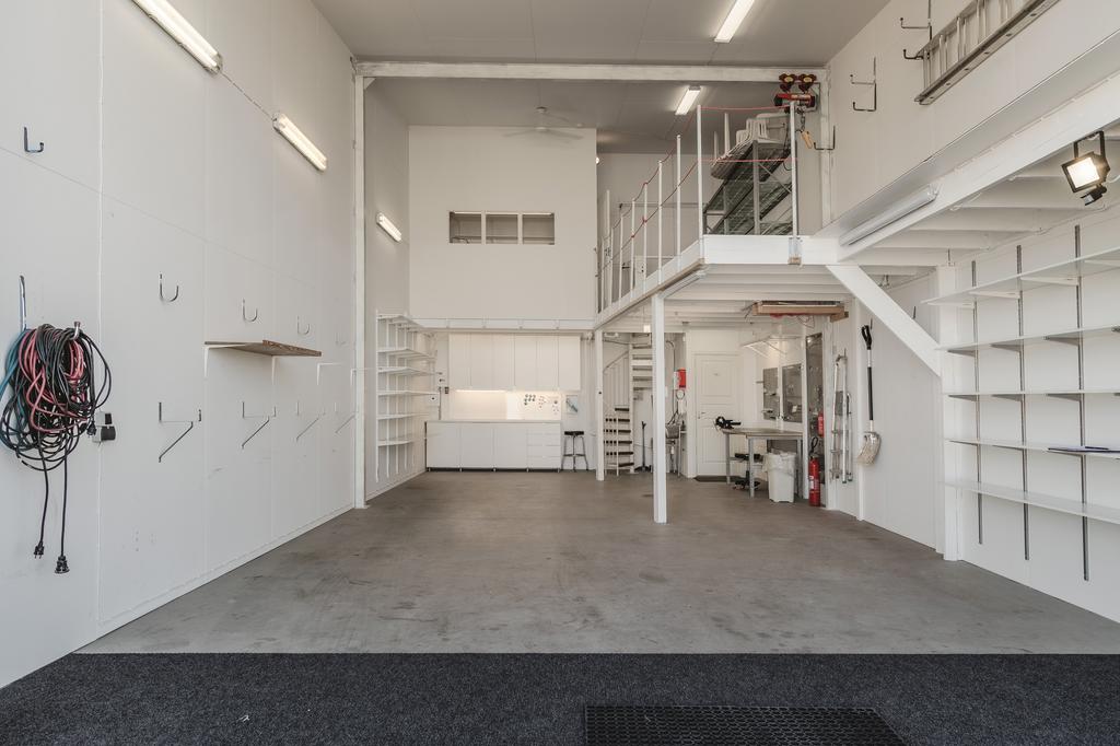 Väggfasta, justerbara förvaringshyllor och väggkrokar