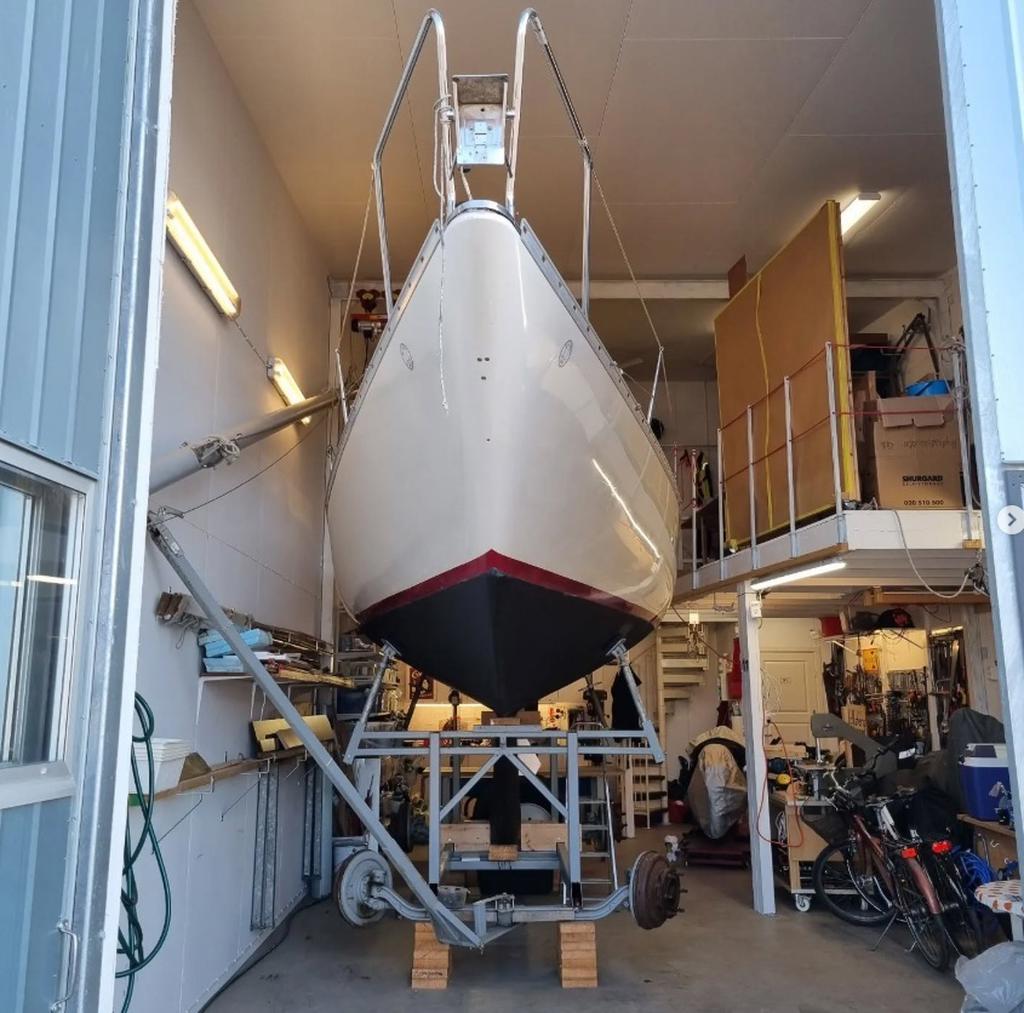 Det är möjligt att få plats med en segelbåt som är 8,85 meter lång och 2,65 meter bred. På bilden är det en Nordisk Familjebåt (NF) med dessa mått, uppställd på en traditionell båtvagn.