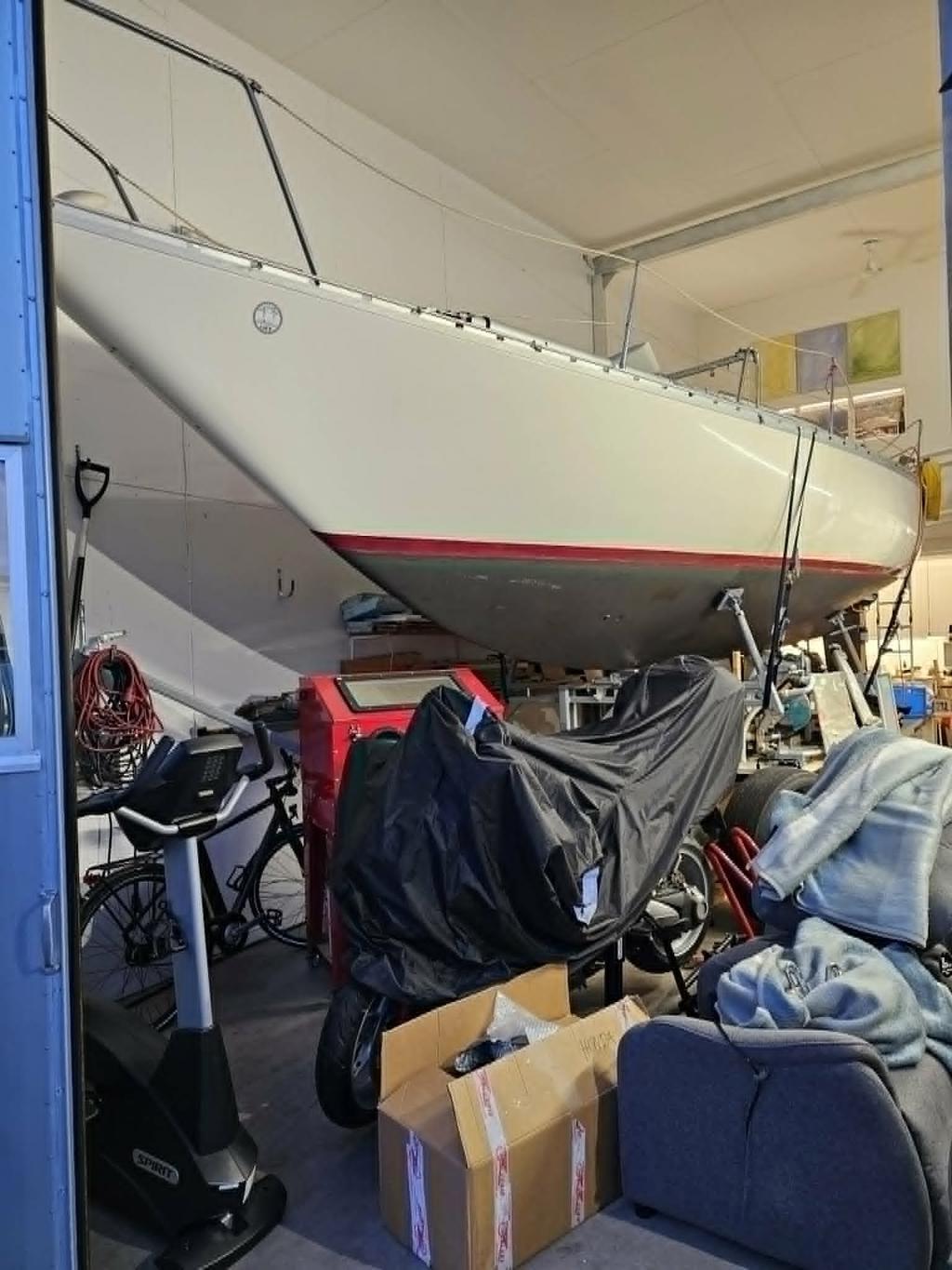 Det är möjligt att få plats med en segelbåt som är 8,85 meter lång och 2,65 meter bred. På bilden är det en Nordisk Familjebåt (NF) med dessa mått, uppställd på en traditionell båtvagn.