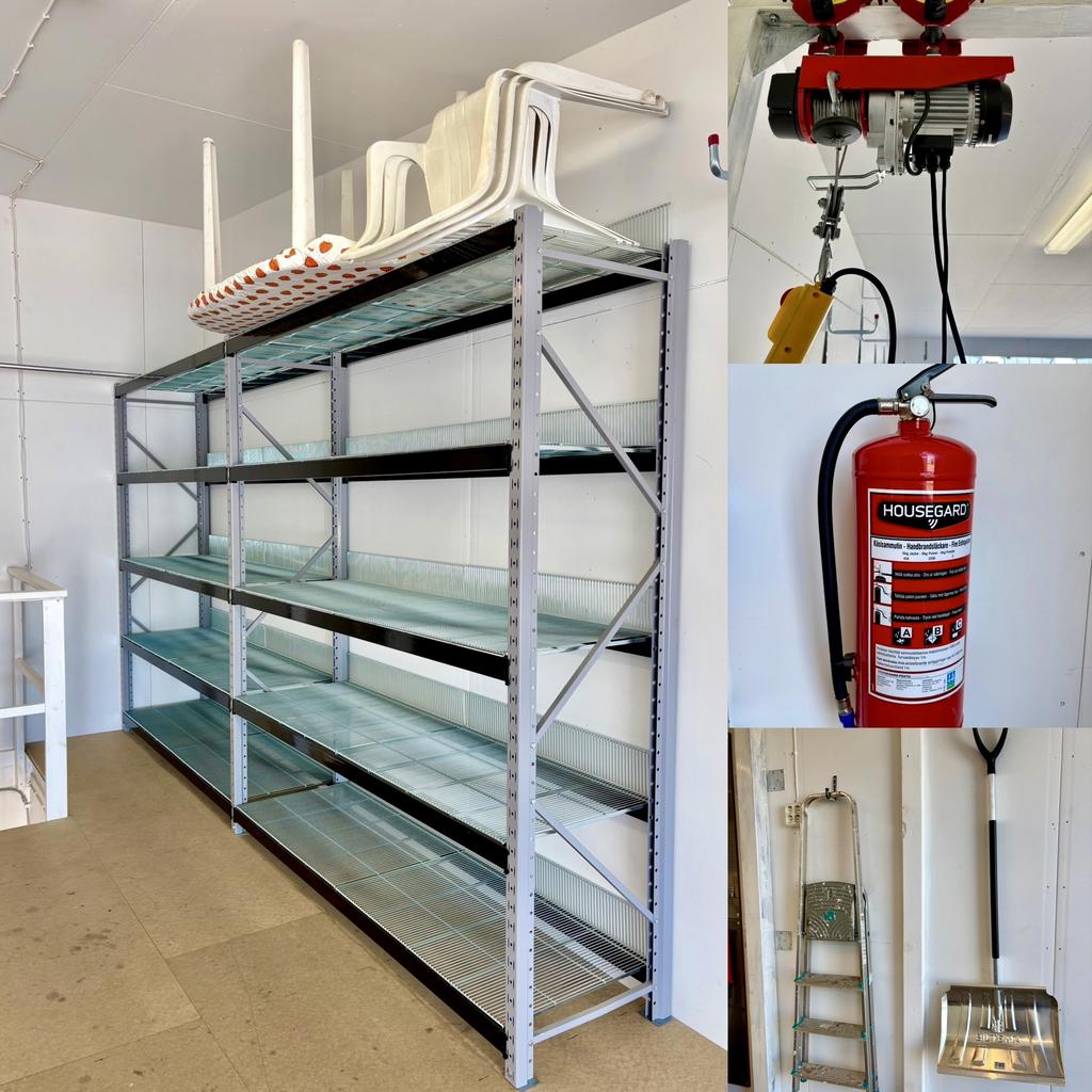 Ingår!
Stabila förvaringshyllor som är flexibla. Tak-travers för max 1000 kg. Diverse stegar, trädgårdsmöbler, brandsläckare m.m.