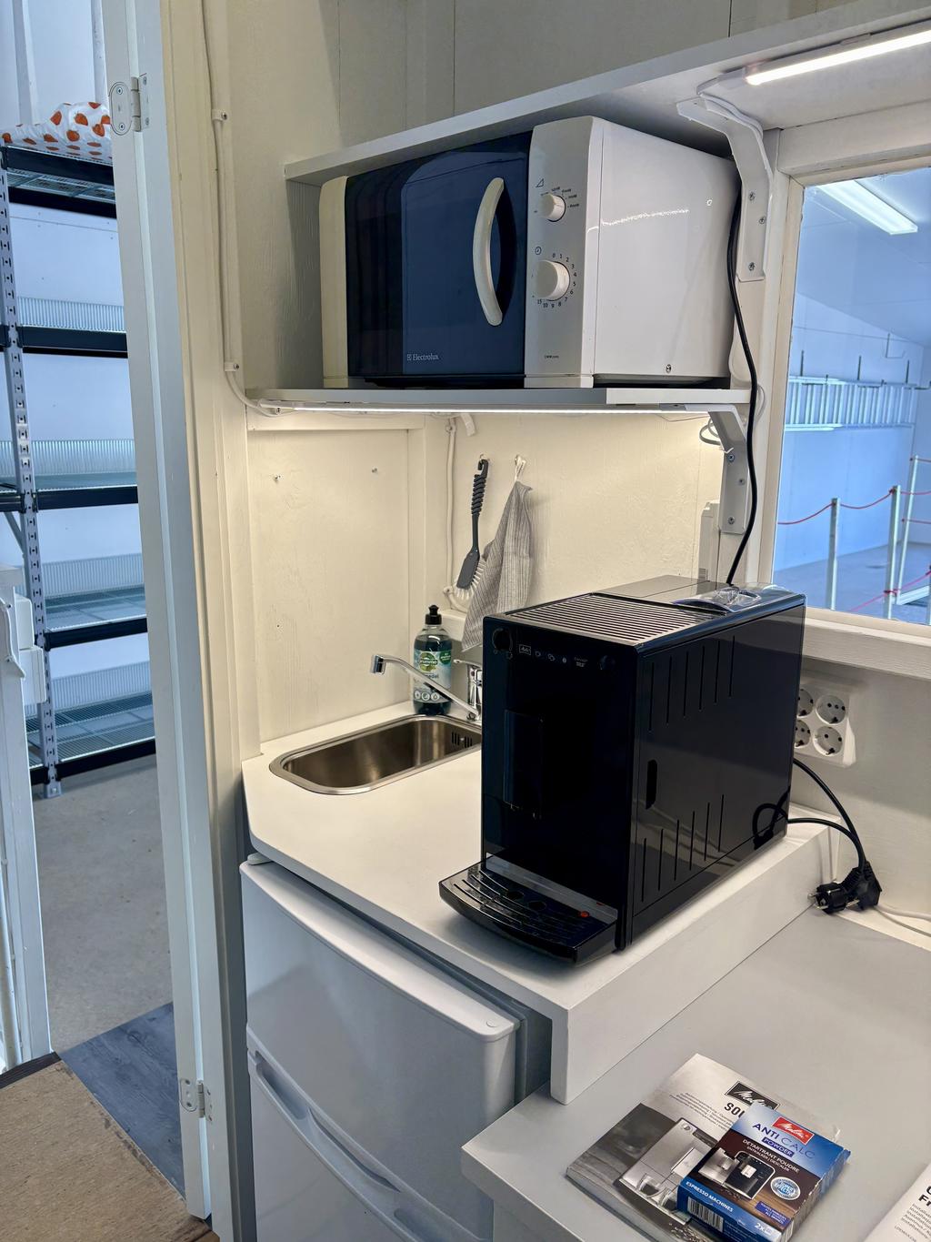 Pentry med Melitta Solo kaffemaskin, kyl/frys och microvågsugn