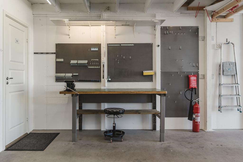 Arbetsbänk med skruvstäd och 4 st verktygs-tavlor