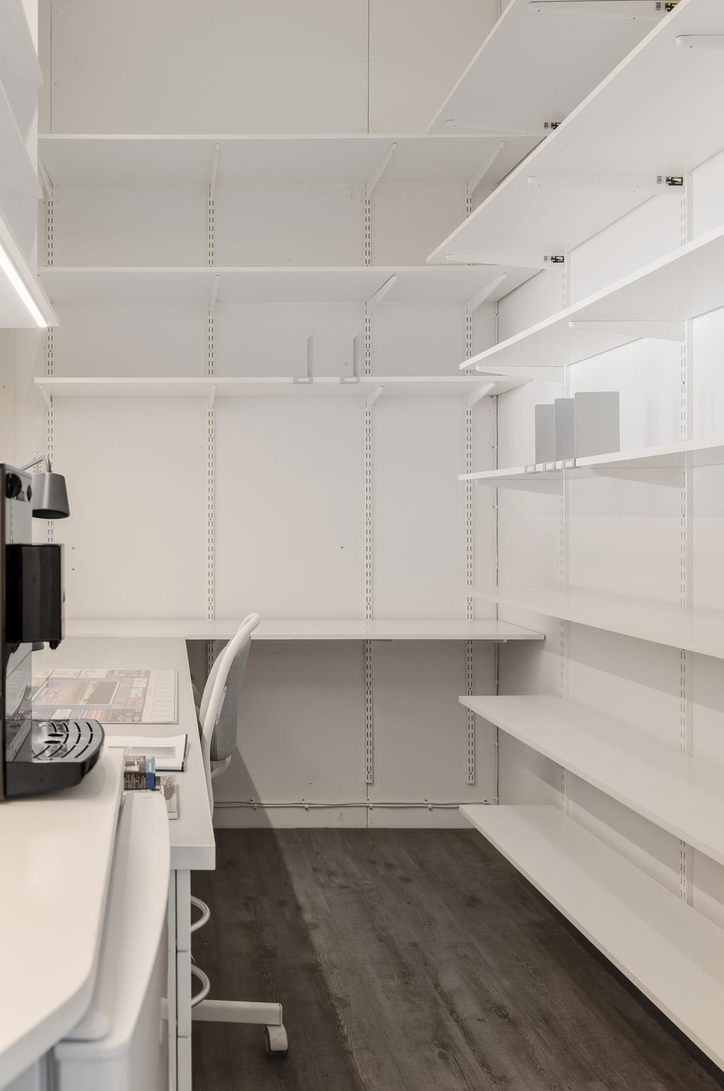 Kontor med justerbara förvaringshyllor