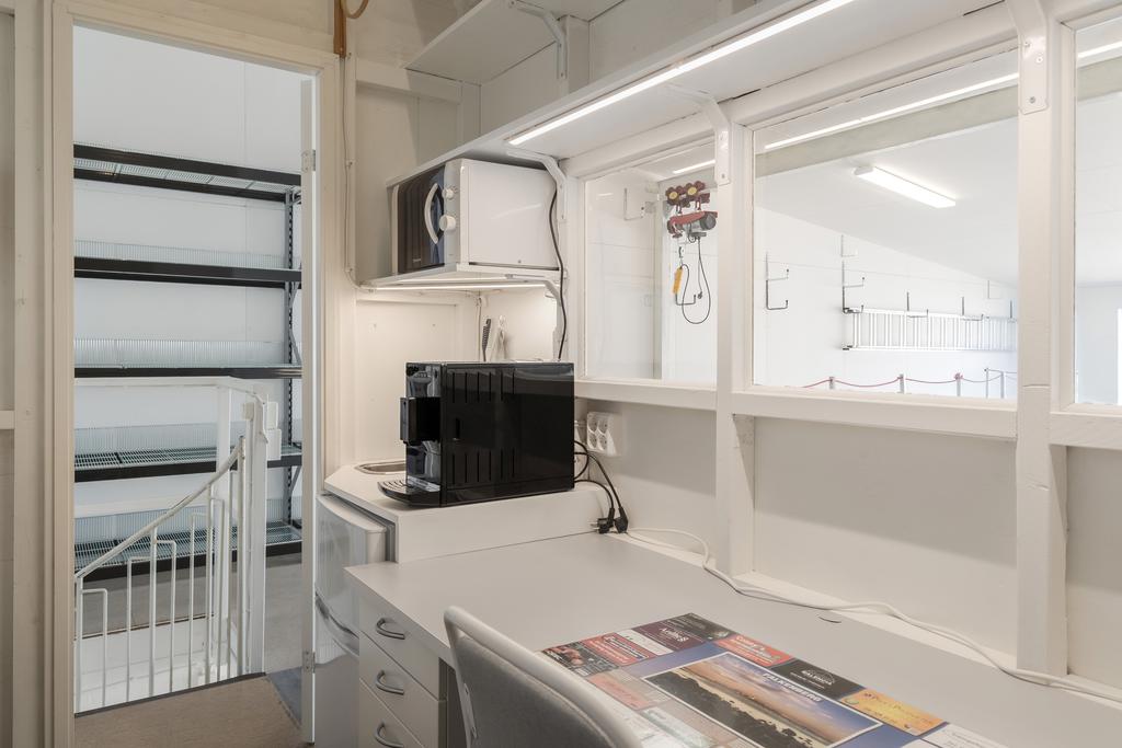 Pentry med Melitta Solo kaffemaskin, kyl/frys och microvågsugn