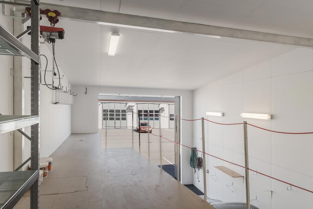 Övre etage med förvaringsutrymme samt en travers för max 1 ton