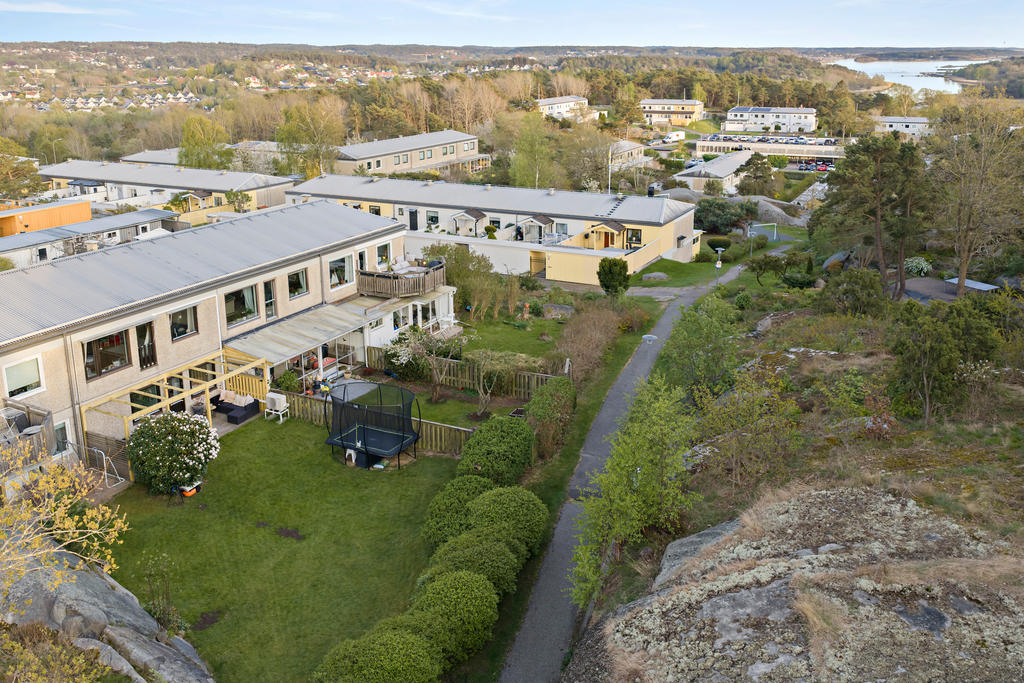 Ett lugnt och havsnära område med fina uteplatser och naturen in på knuten