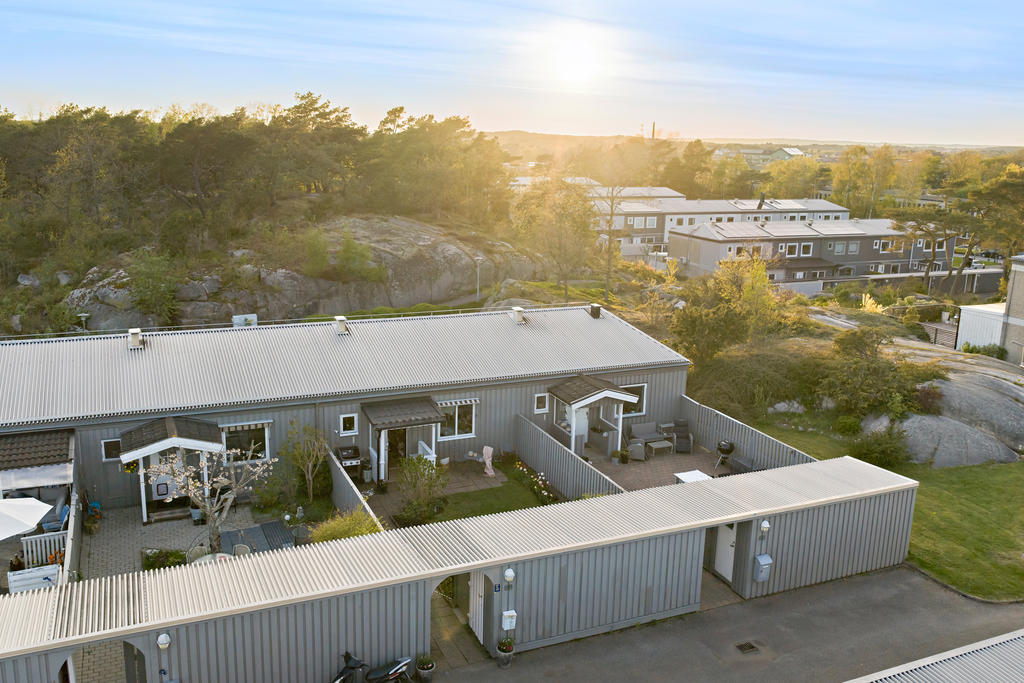 Uteplatserna vetter åt väst och öst, vilket ger sol morgon till kväll