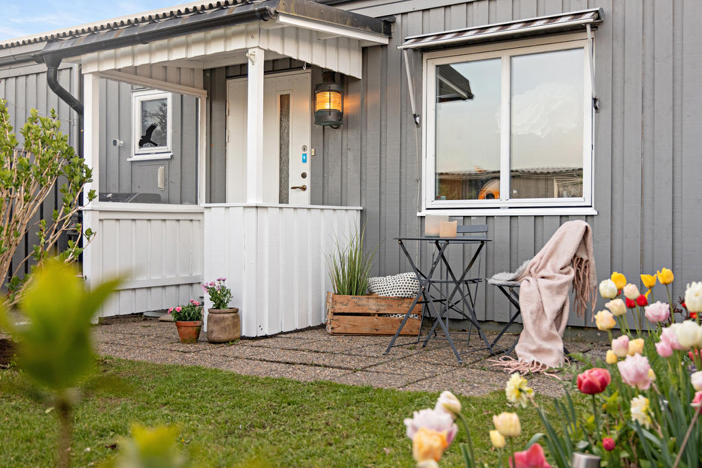 Farstukvist utanför entrén. Perfekt då ni kanske vill låta de små barnen sova middag i vagnen