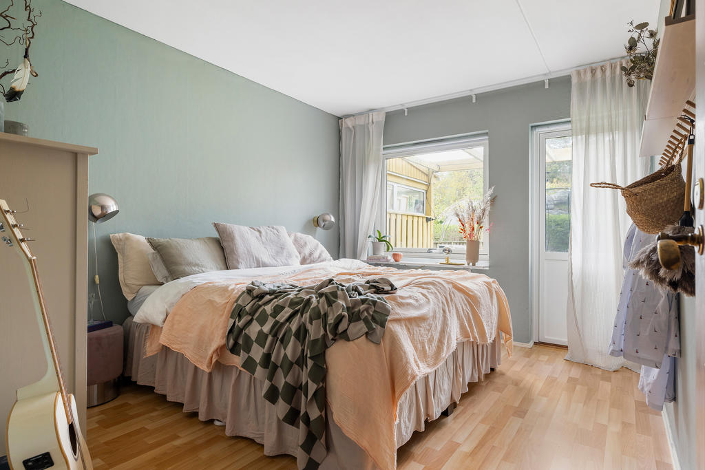 Sovrum 1 nedre plan med utgång till trädgården
