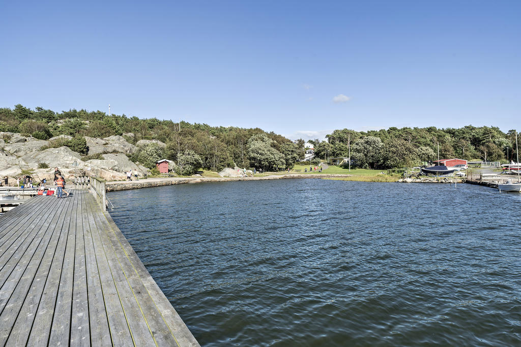 Från bostaden har ni cykelavstånd till flera fina badplatser. På bild Rörvik